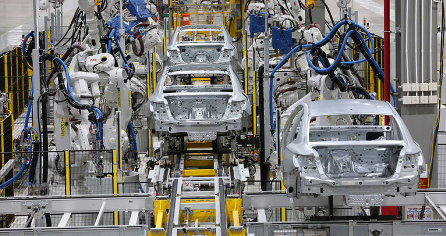 Nhà máy 3 tỷ USD lơ thơ mấy người: Hàng ngàn robot lắp ráp ô tô tự động