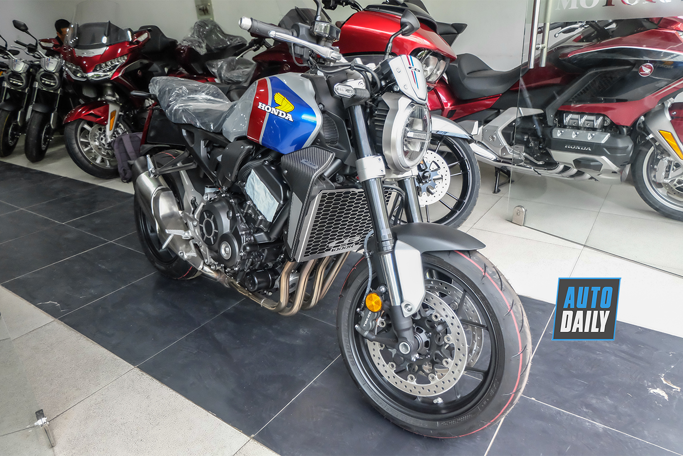 honda-cb1000r-plus-limited-edition-2019-11.jpg