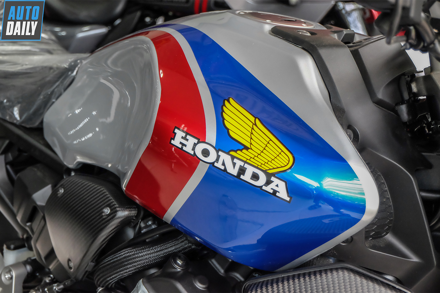 honda-cb1000r-plus-limited-edition-2019-13.jpg