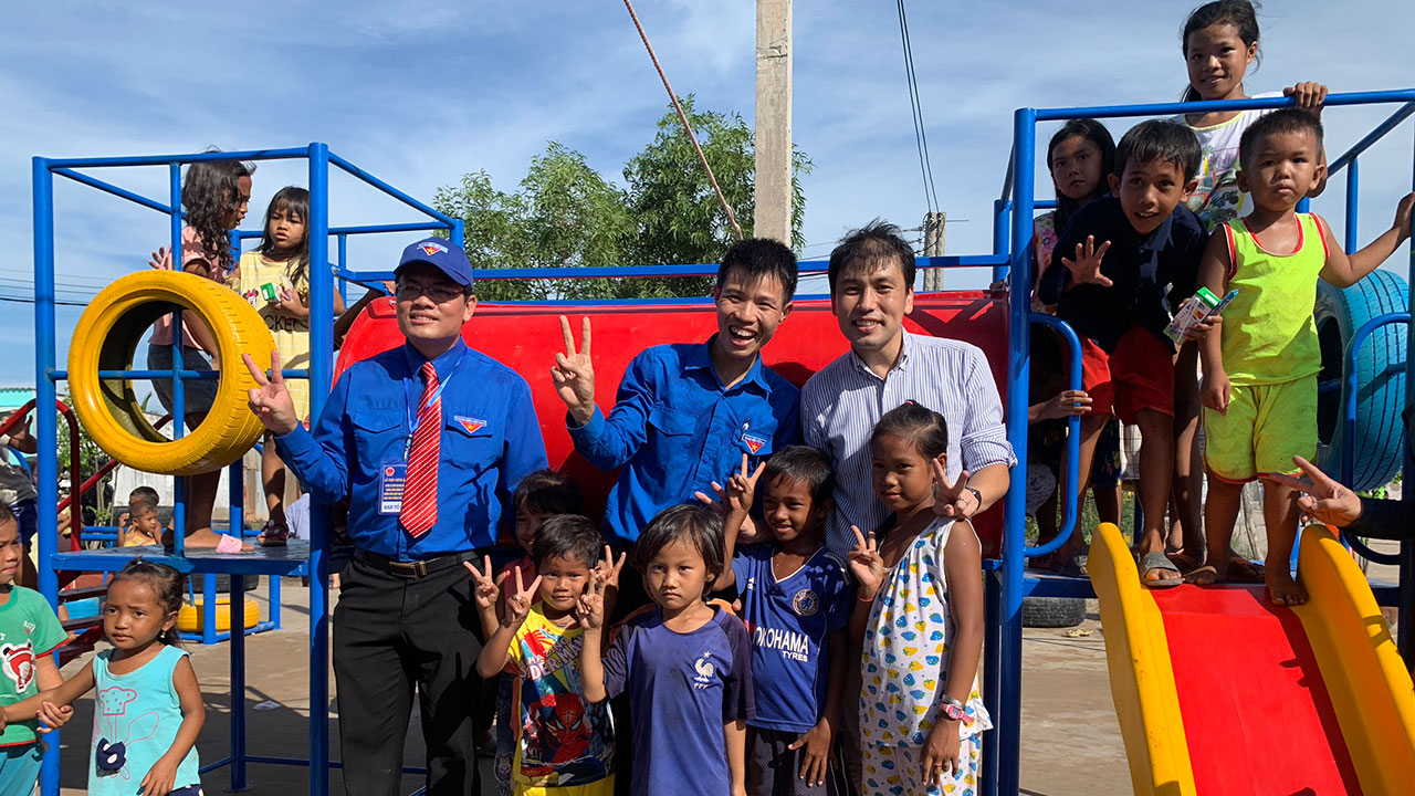 Toyota Việt Nam trao tặng sân chơi cho trẻ em tại Bạc Liêu