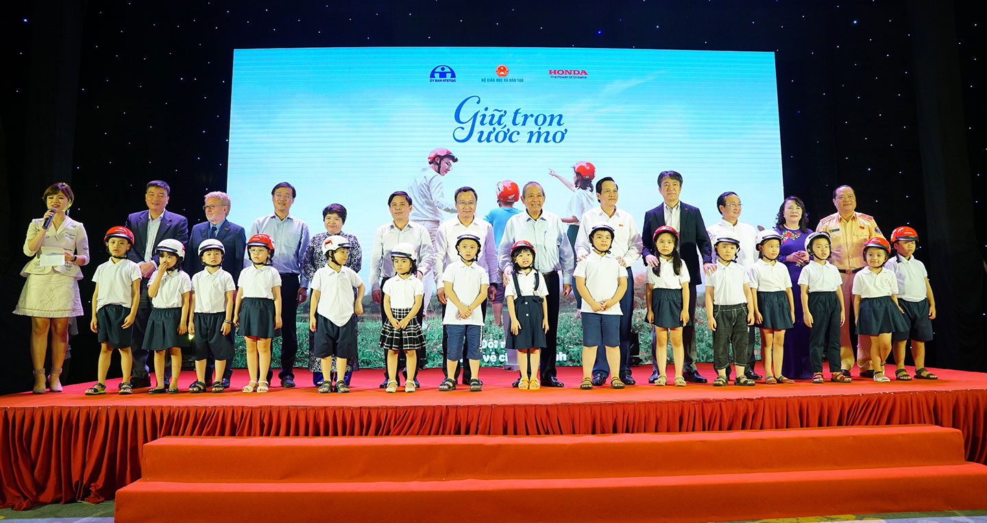 Honda Việt Nam trao tặng gần 2 triệu mũ bảo hiểm cho học sinh lớp 1 toàn quốc