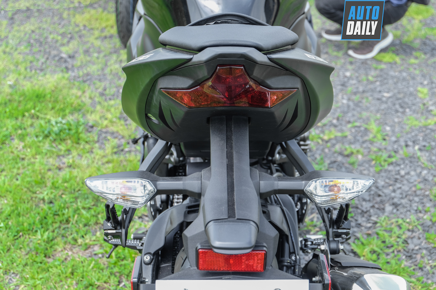 kawasaki-ninja-zx-6r-2019-15.jpg