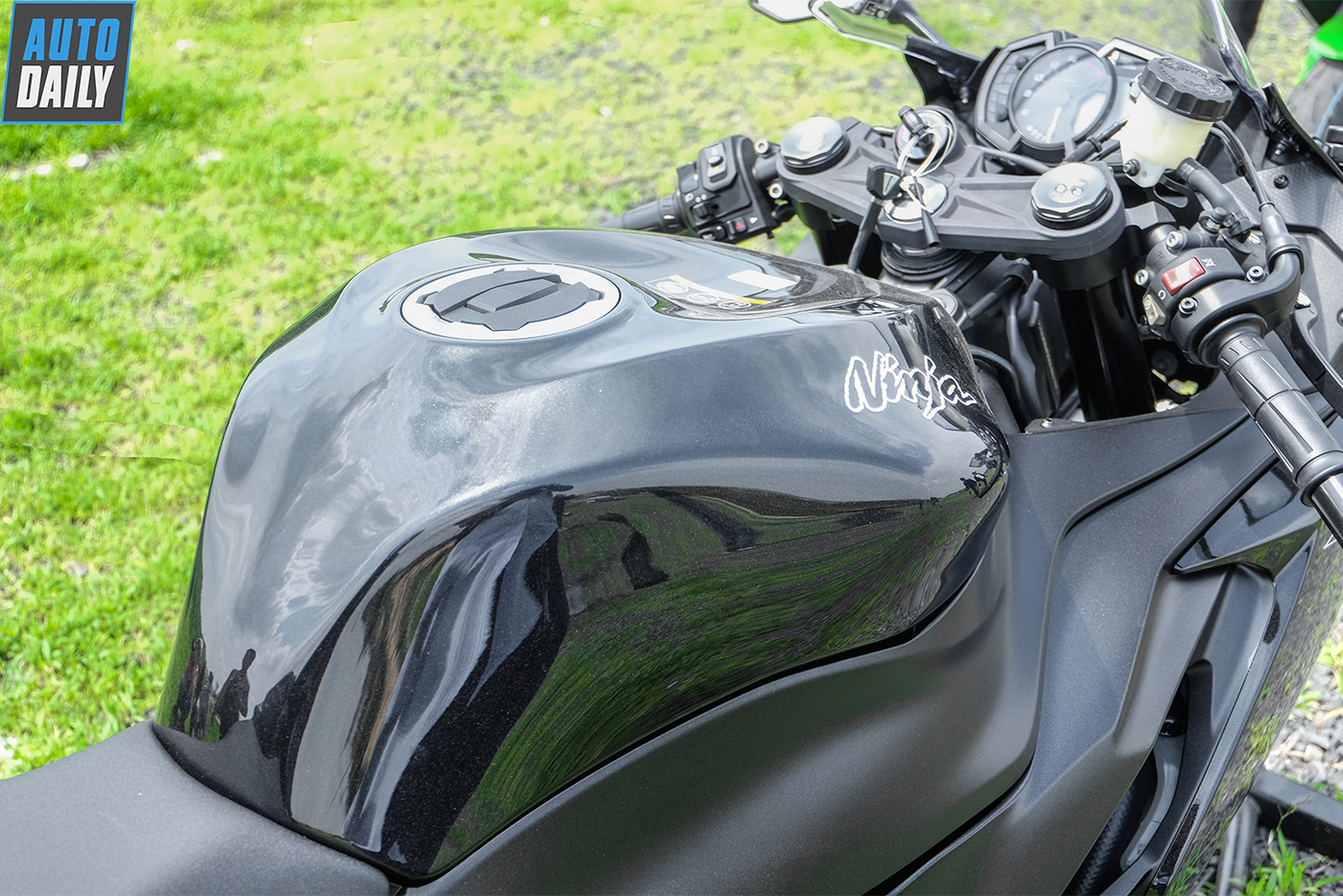 kawasaki-ninja-zx-6r-2019-18.jpg