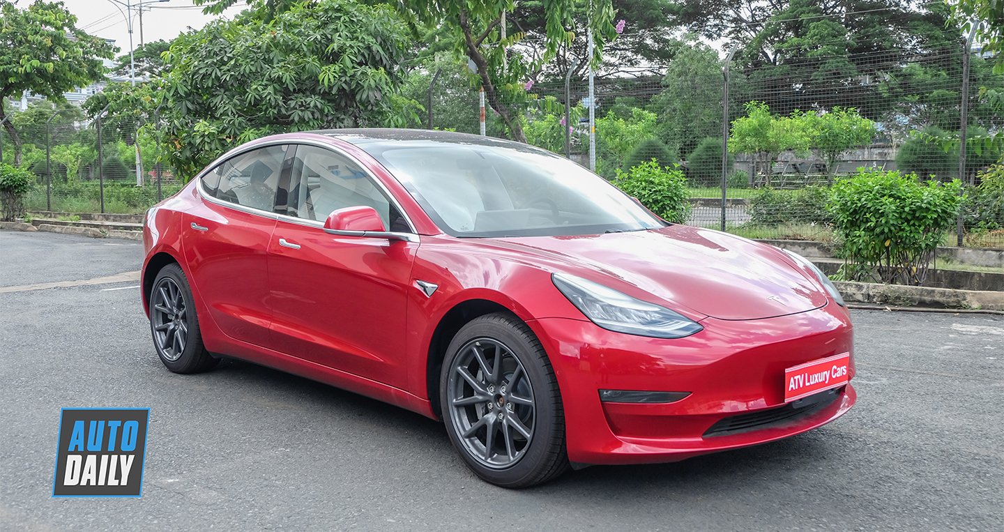 Tesla Model 3 màu "độc" về Việt Nam