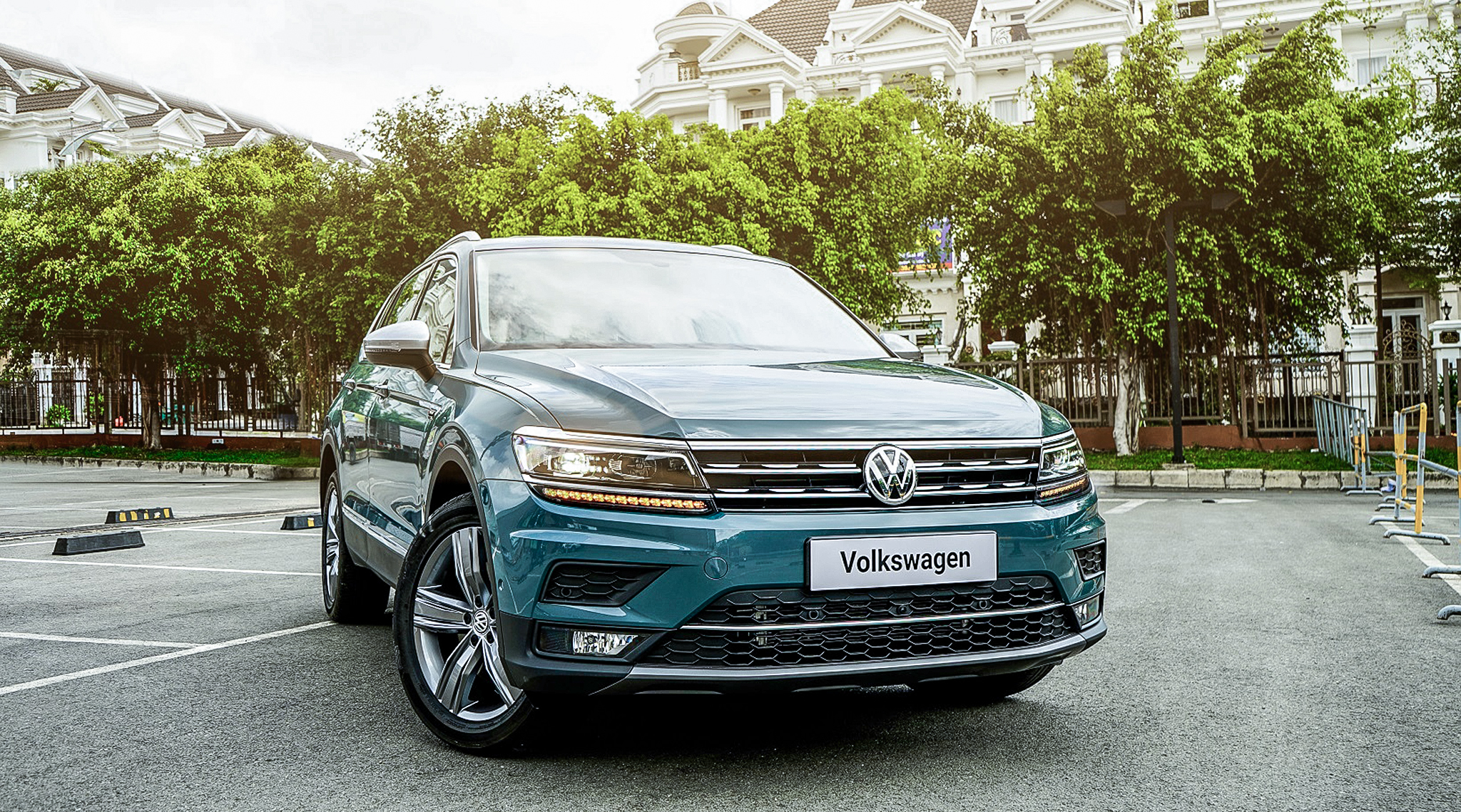 VW Tiguan Allspace Luxury giá 1,85 tỷ, đấu Mercedes GLC250 tại VN