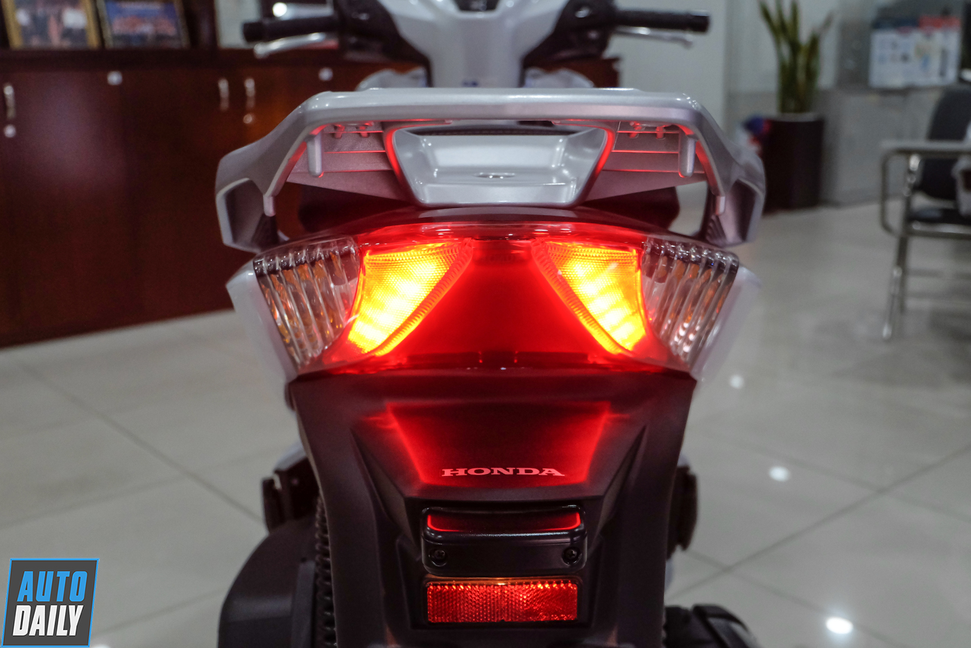 honda-sh300i-2019-9.jpg