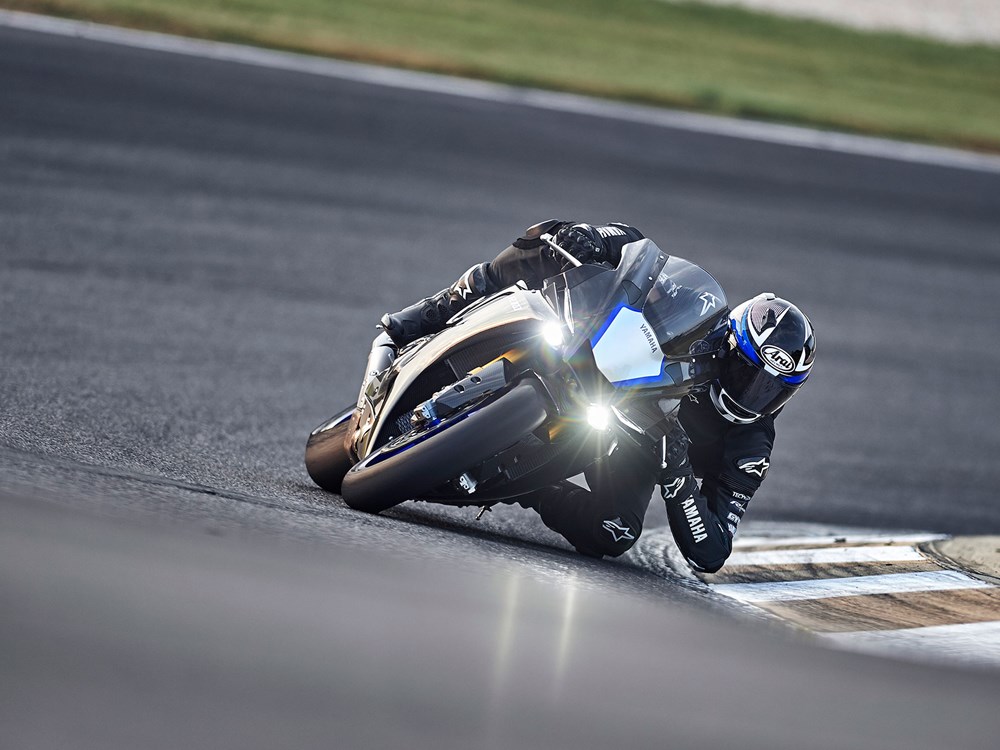 2020-yamaha-r1m-handling.jpg