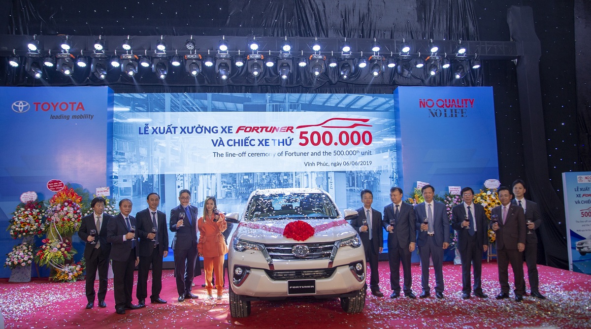 le-xuat-xuong-500k-xe-va-fortuner.JPG