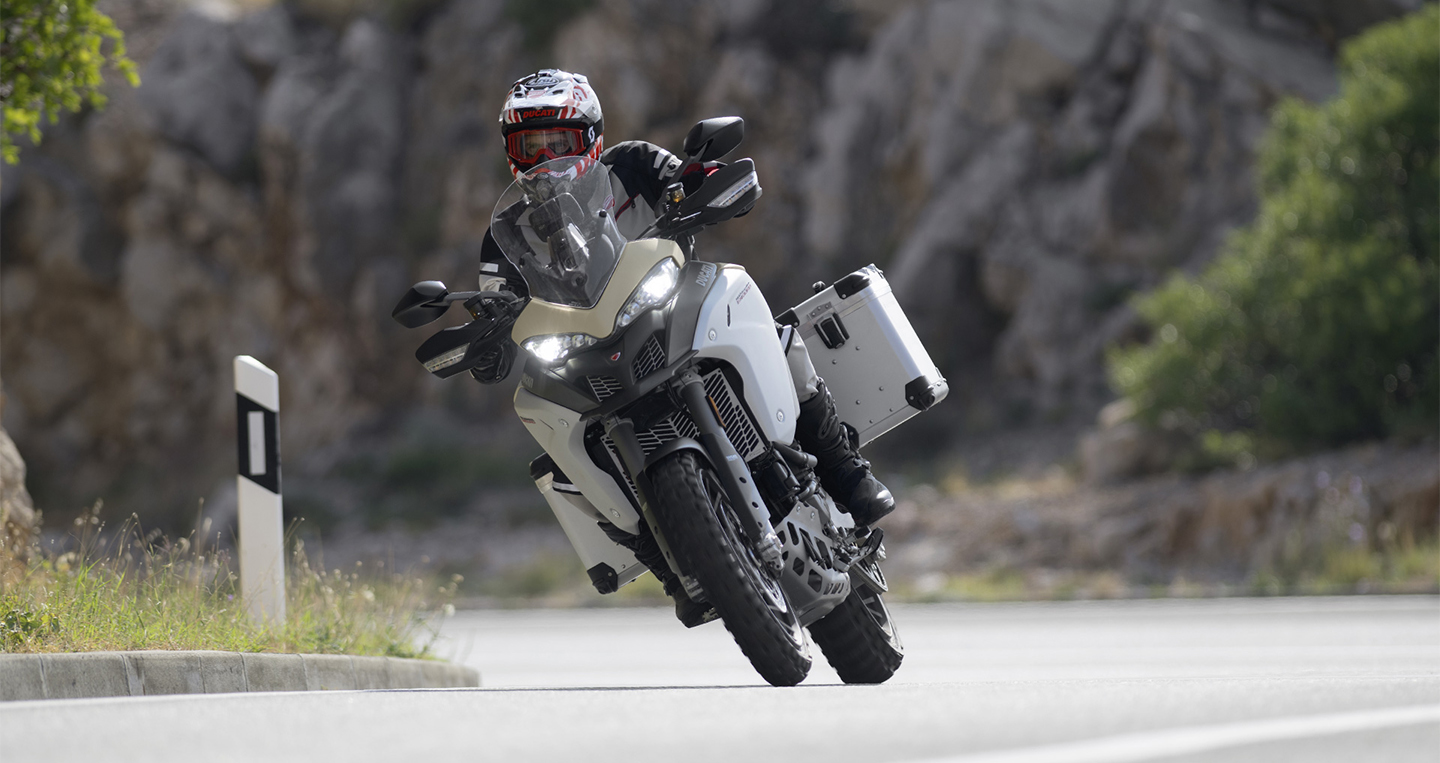 multistrada-1260-enduro-my19-07-amb-gallery-1920x1080.jpg