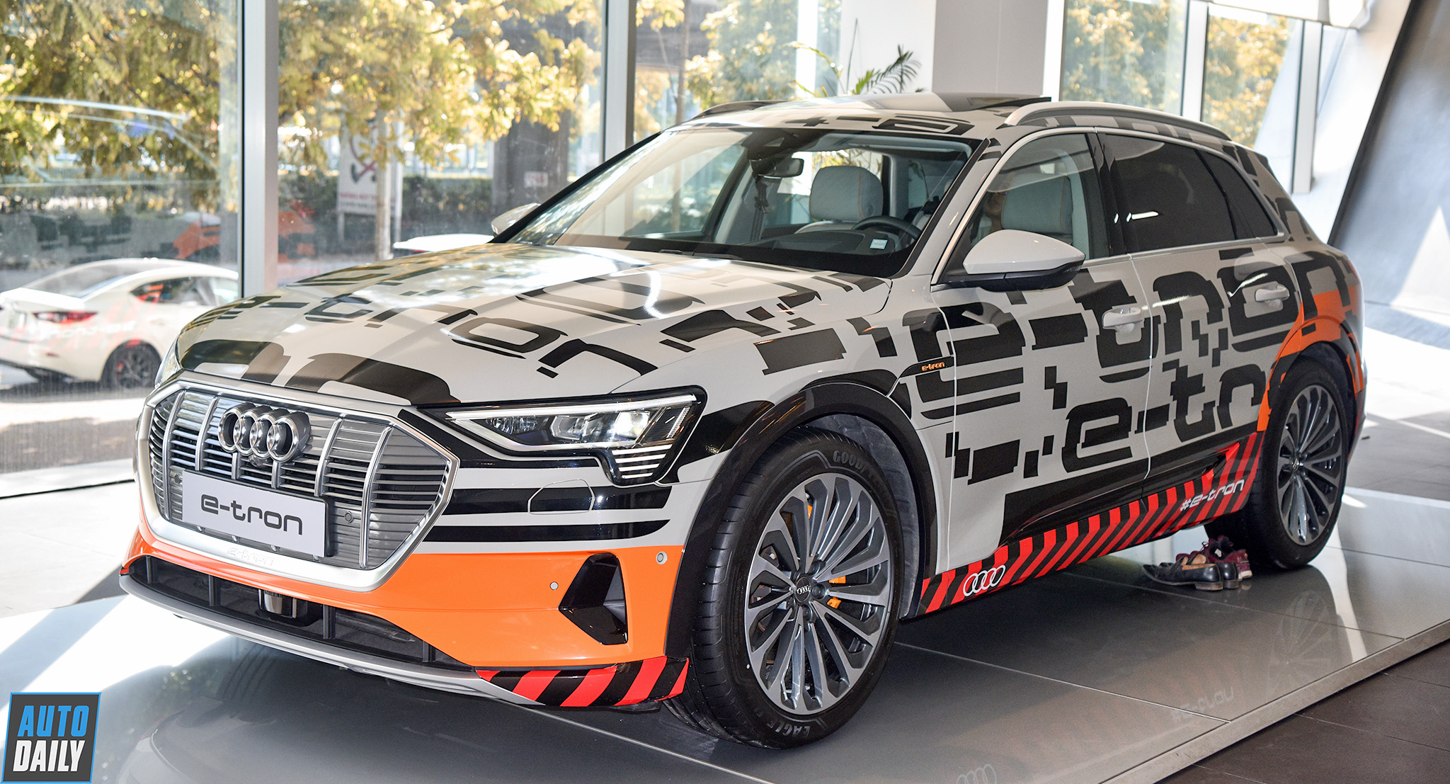 Xe sang chạy điện Audi E-tron được trưng bày tại Hà Nội