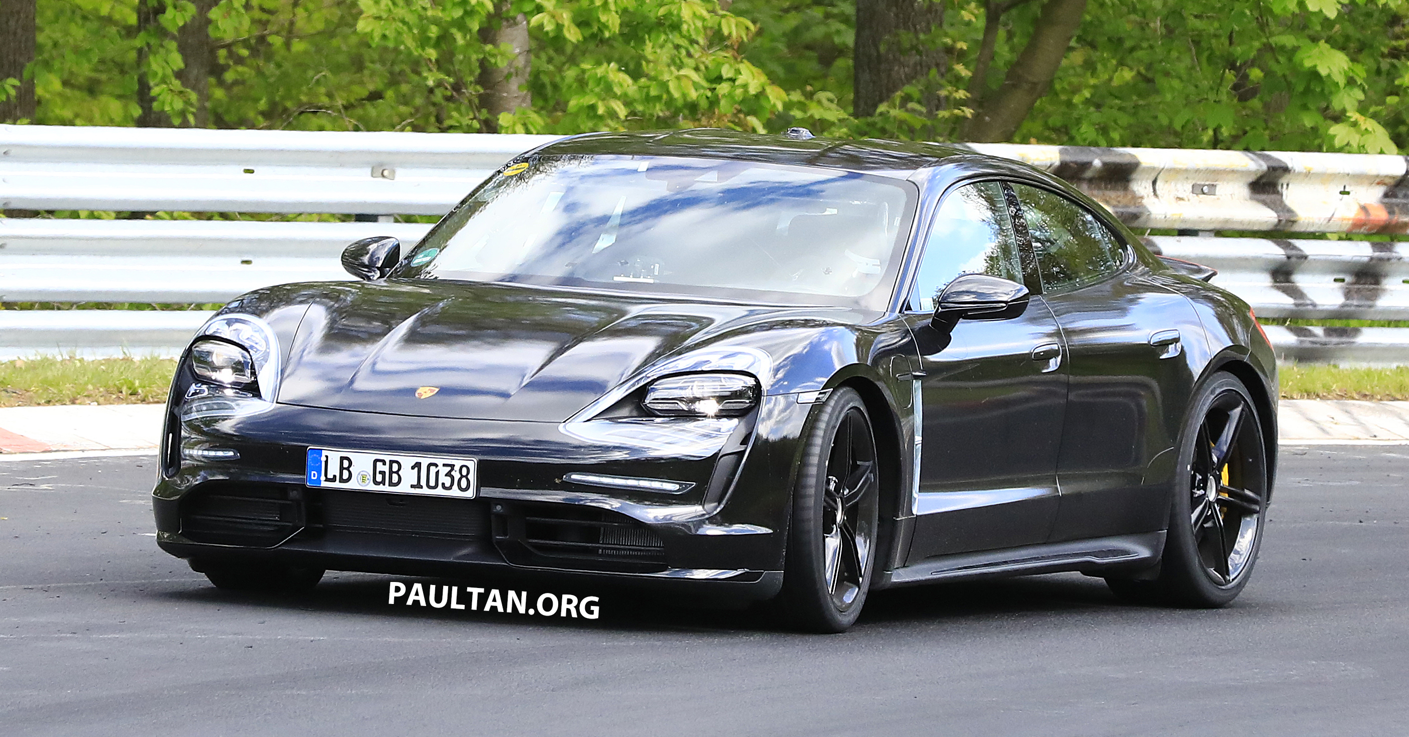 2020-porsche-taycan-nurburgring-spyshots-1.jpg