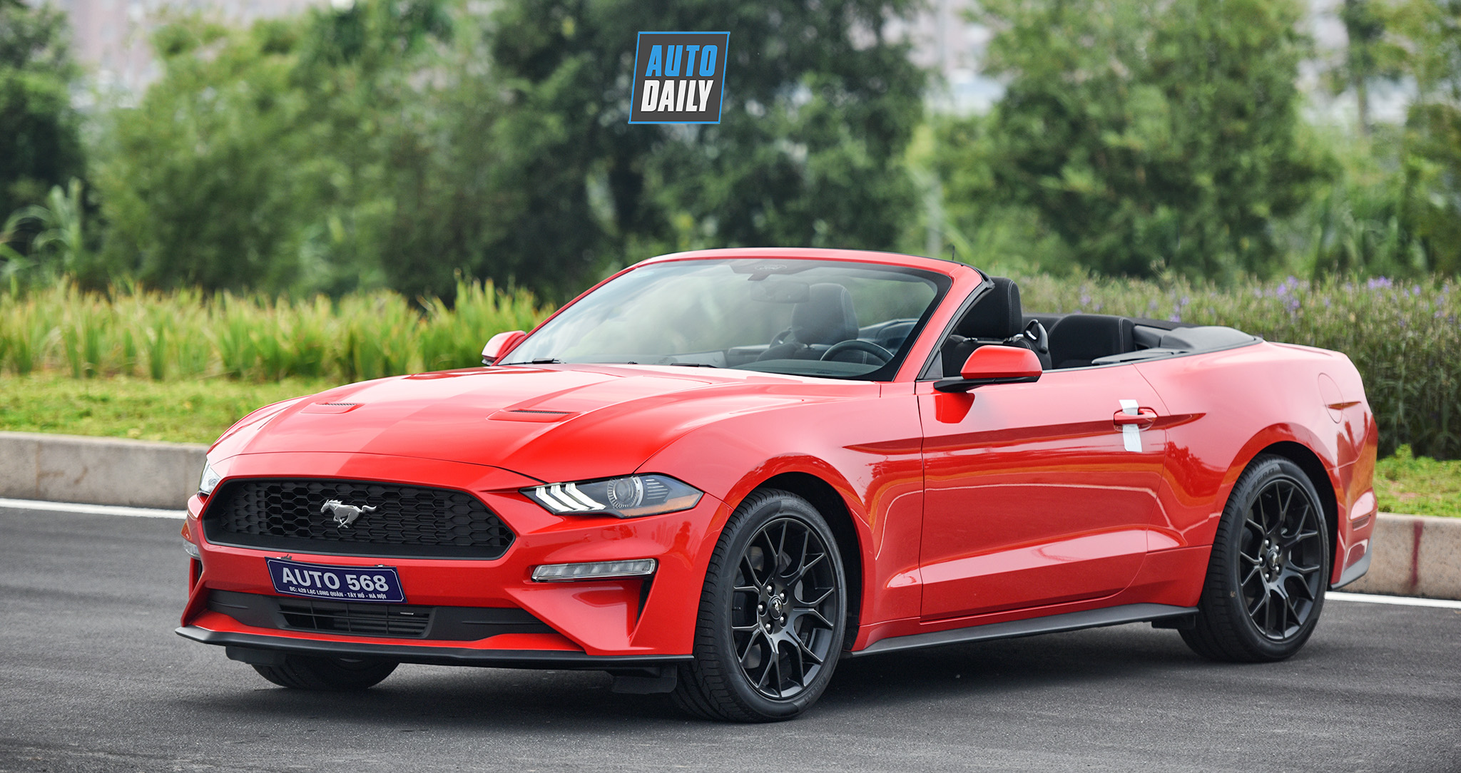 Xe chơi Ford Mustang mui trần giá gần 3 tỷ tại Hà Nội