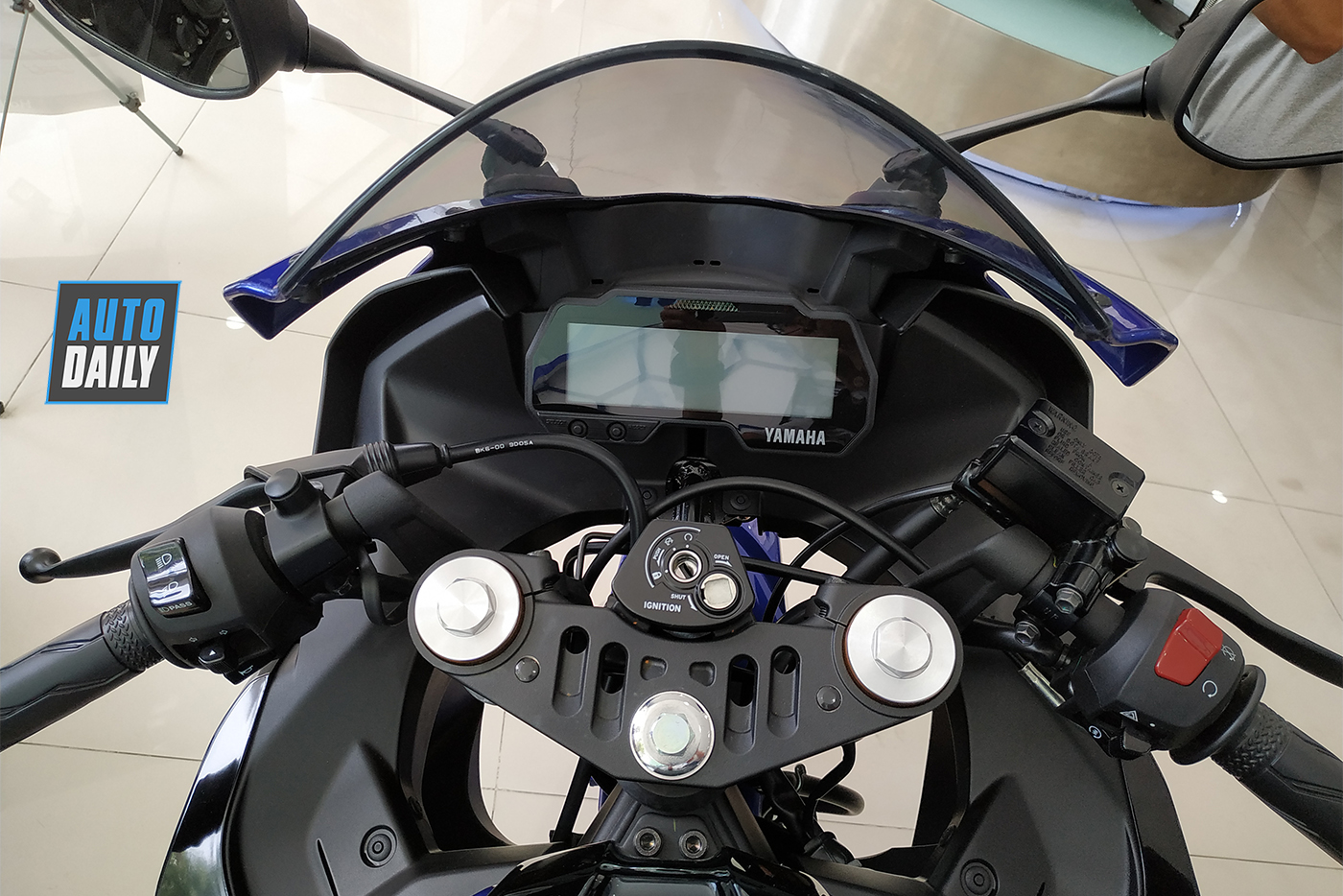 yamaha-yzf-r15-v3-12.jpg