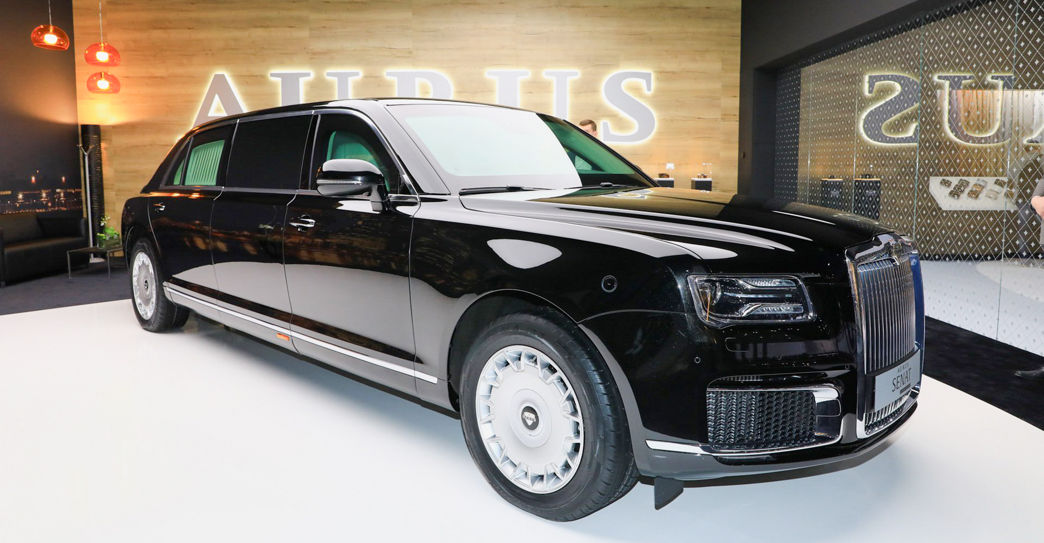 Hãng xe "Rolls-Royce" của Nga mở đại lý đầu tiên, giá xe từ 274.000 USD