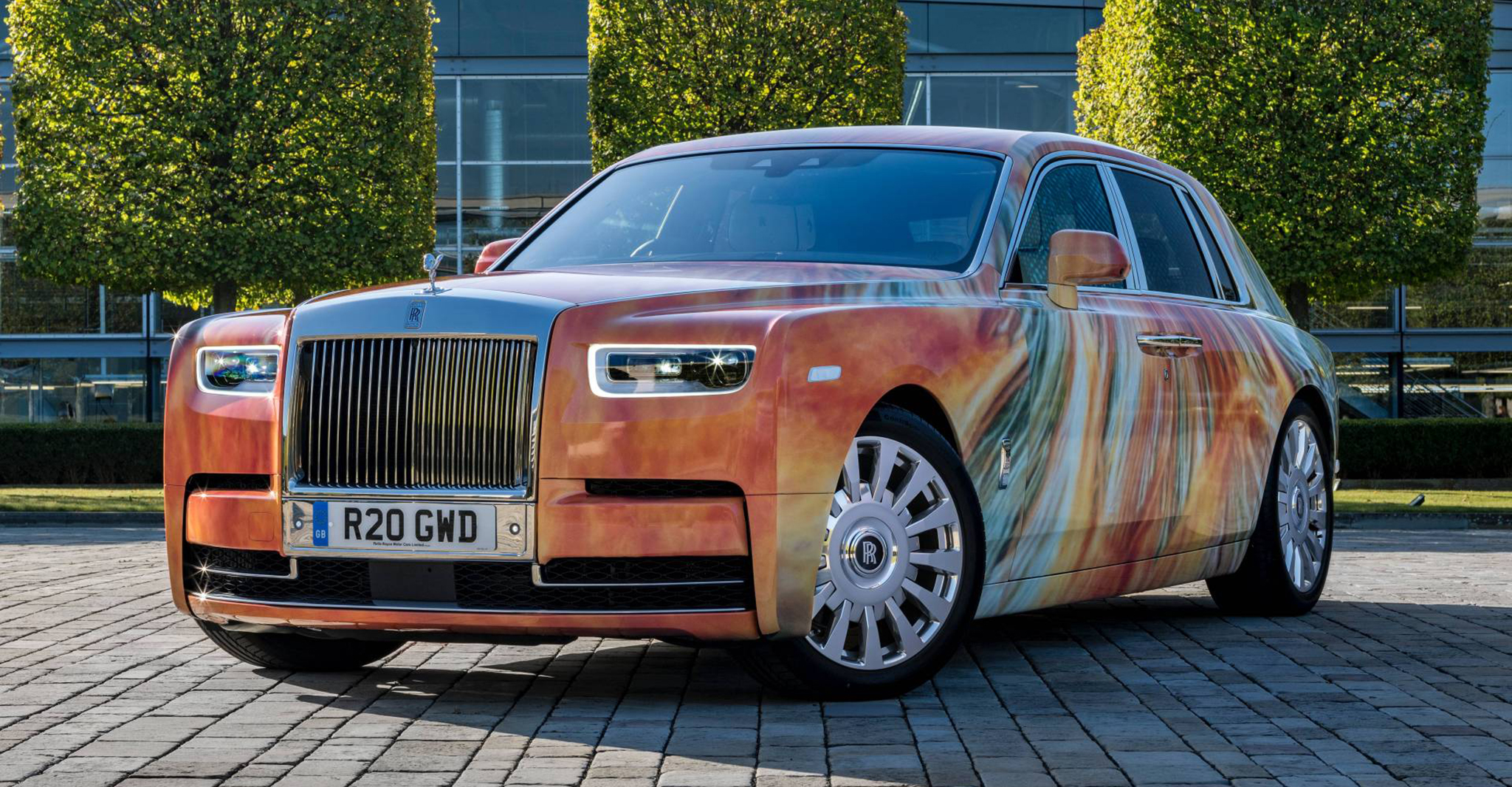Rolls-Royce Phantom VIII với ngoại thất đặc biệt giá 1,09 triệu USD