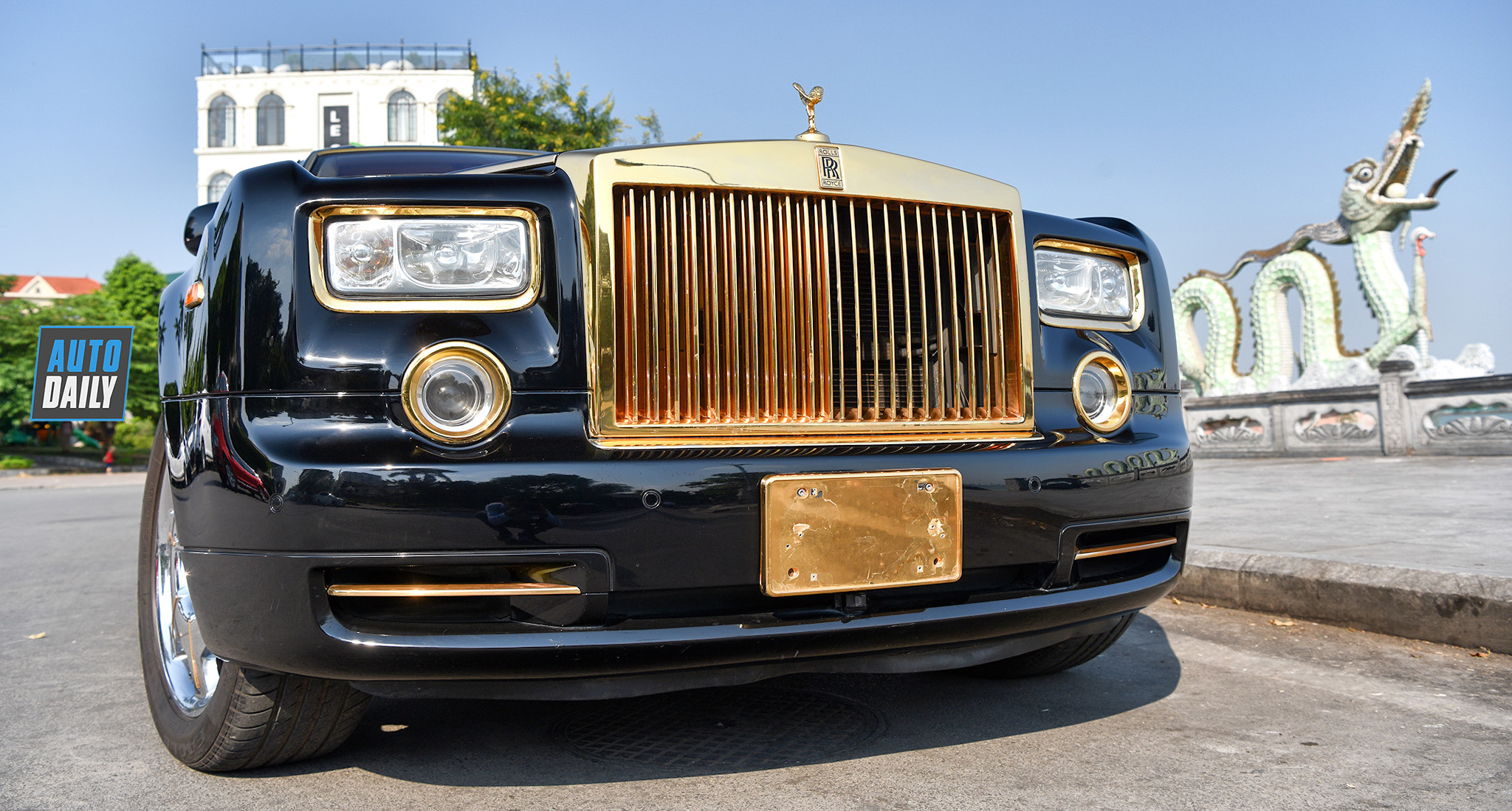 Chi gần 15 tỷ, đại gia Việt có thể sở hữu Rolls-Royce Phantom mạ vàng