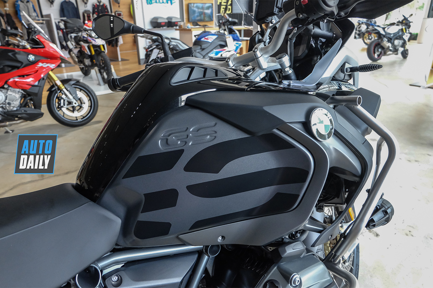 So sánh BMW R1250 GSA 2019 với phiên bản tiền nhiệm bmw-r1200-gsa-2018-7.jpg