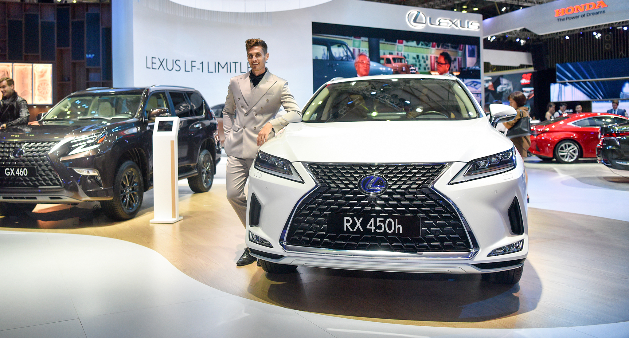 Lexus RX 2020 chốt giá từ 3,18 tỷ đồng tại Việt Nam