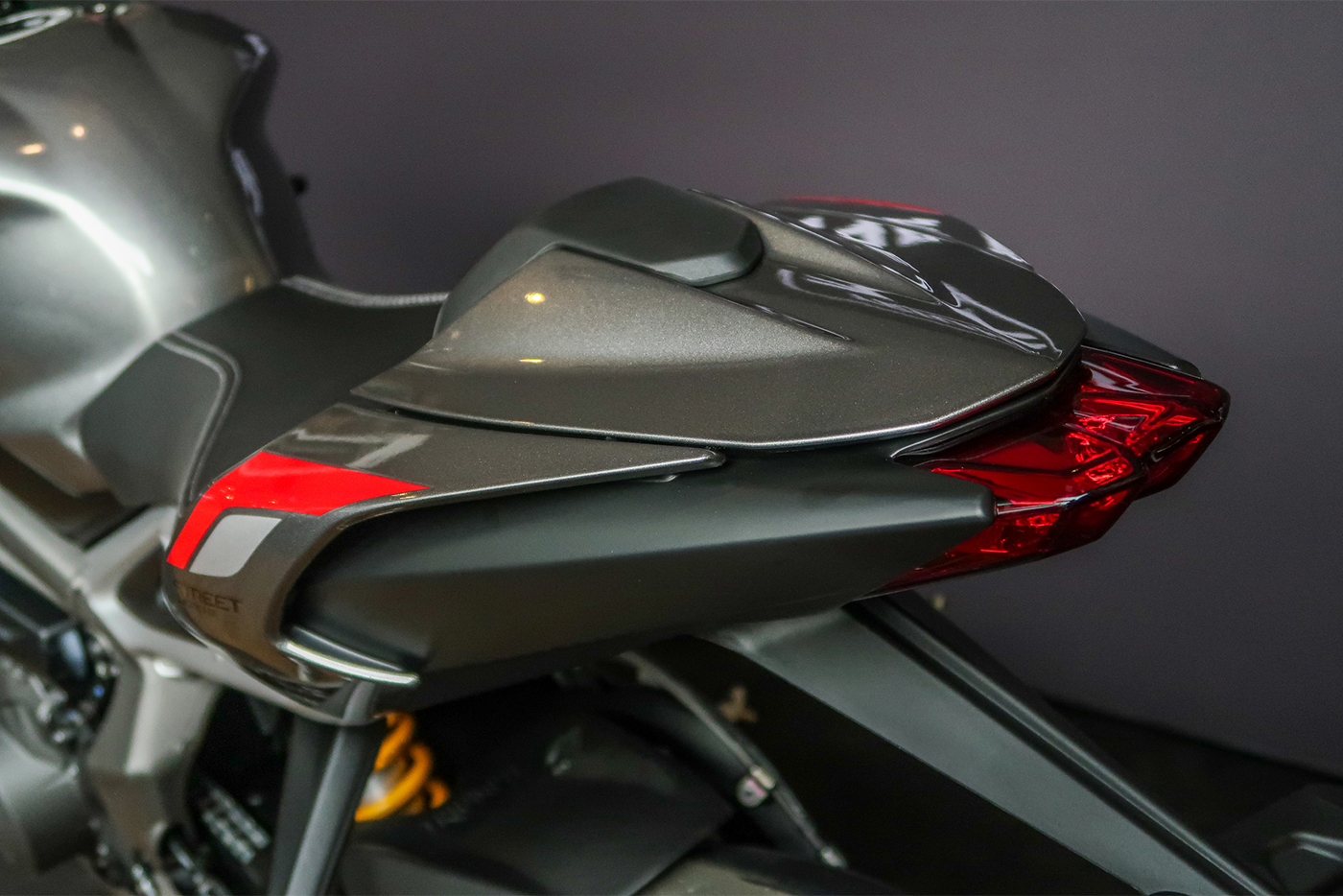 Xem thêm ảnh Triumph Street Triple 765RS 2020 triumph-street-trile-765rs-2020-35.jpg