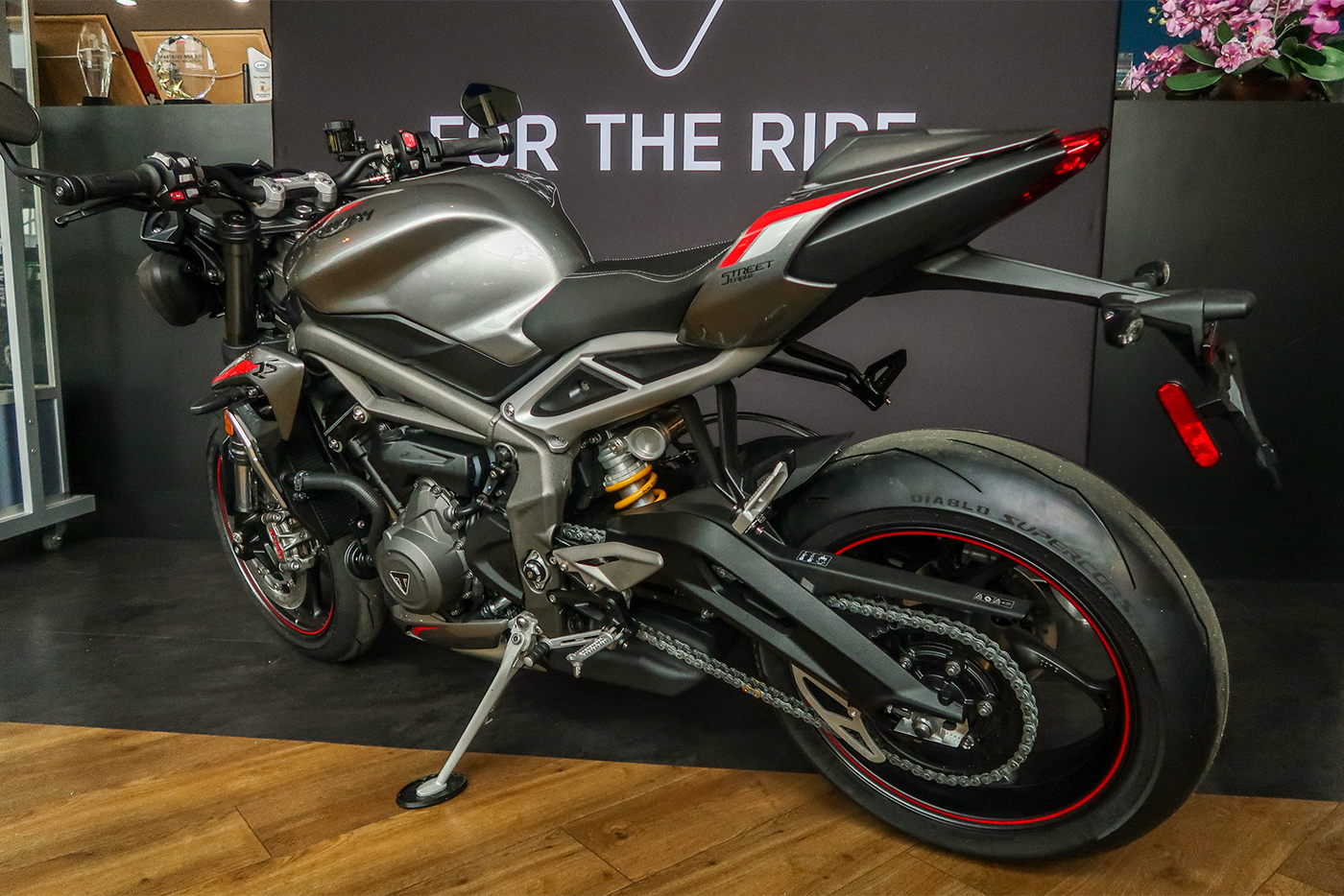 Xem thêm ảnh Triumph Street Triple 765RS 2020 triumph-street-trile-765rs-2020-38.jpg