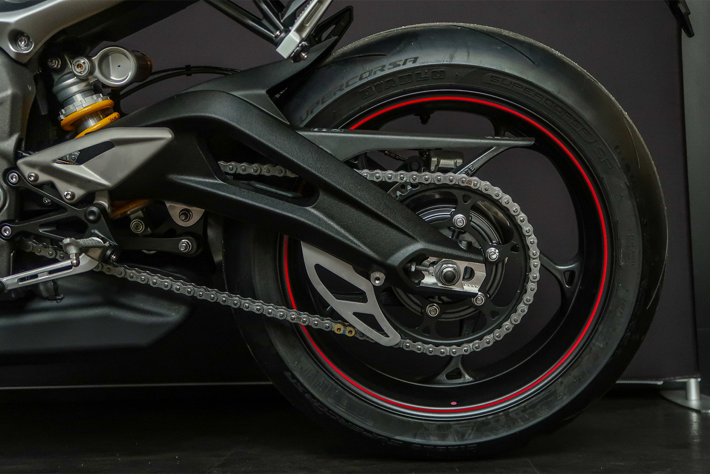 Xem thêm ảnh Triumph Street Triple 765RS 2020 triumph-street-trile-765rs-2020-9.jpg