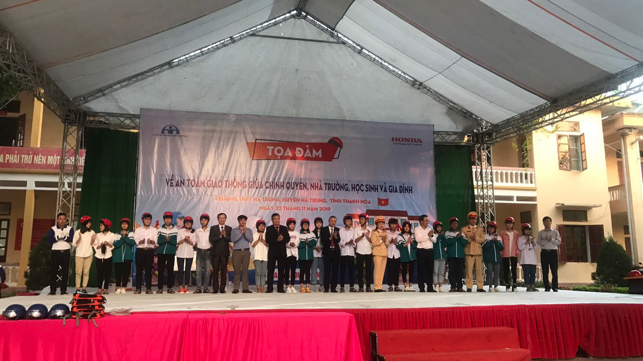 Honda Việt Nam trao tặng mũ bảo hiểm cho học sinh tỉnh Thanh Hóa