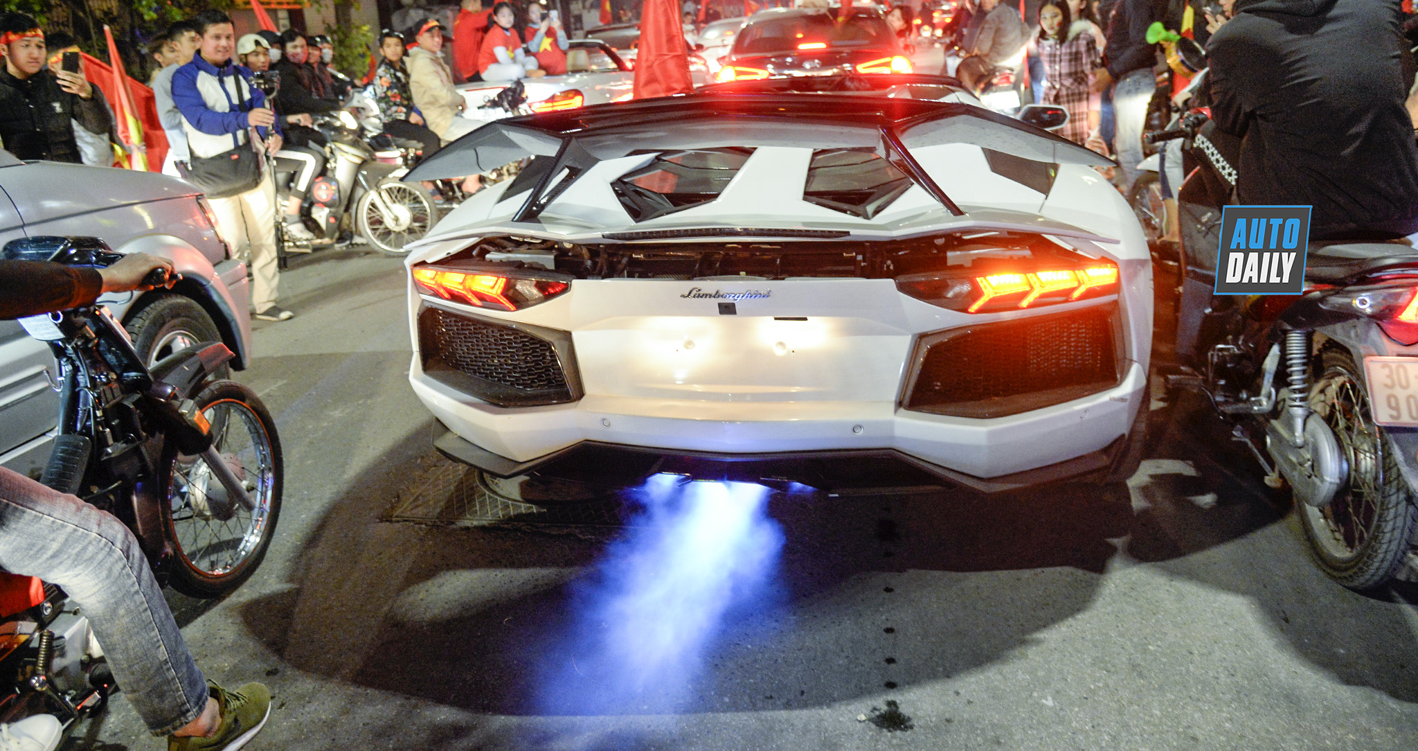 Lamborghini Aventador nẹt pô khạc lửa ăn mừng Việt Nam vô địch