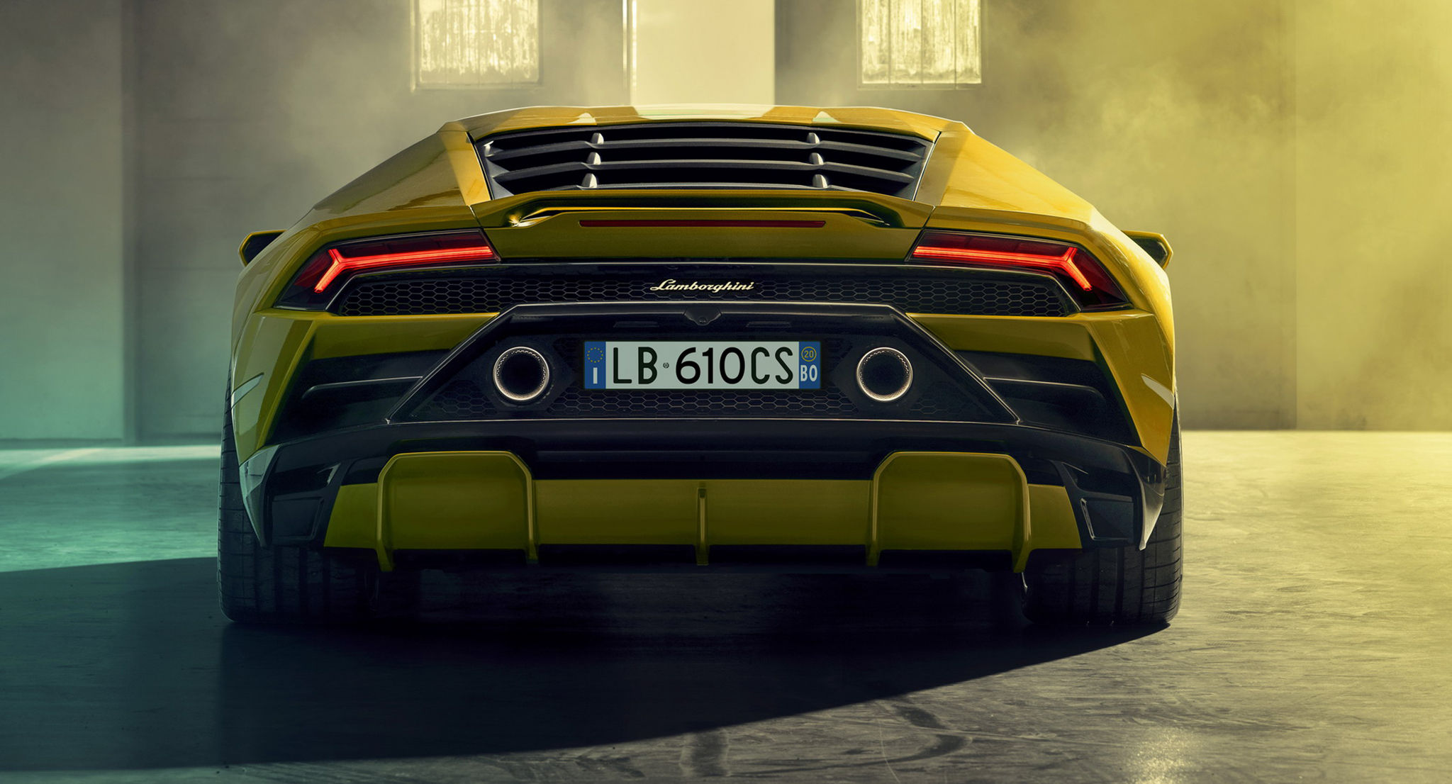 Lamborghini Huracan EVO 2020 bản cầu sau giá từ 208.571 USD