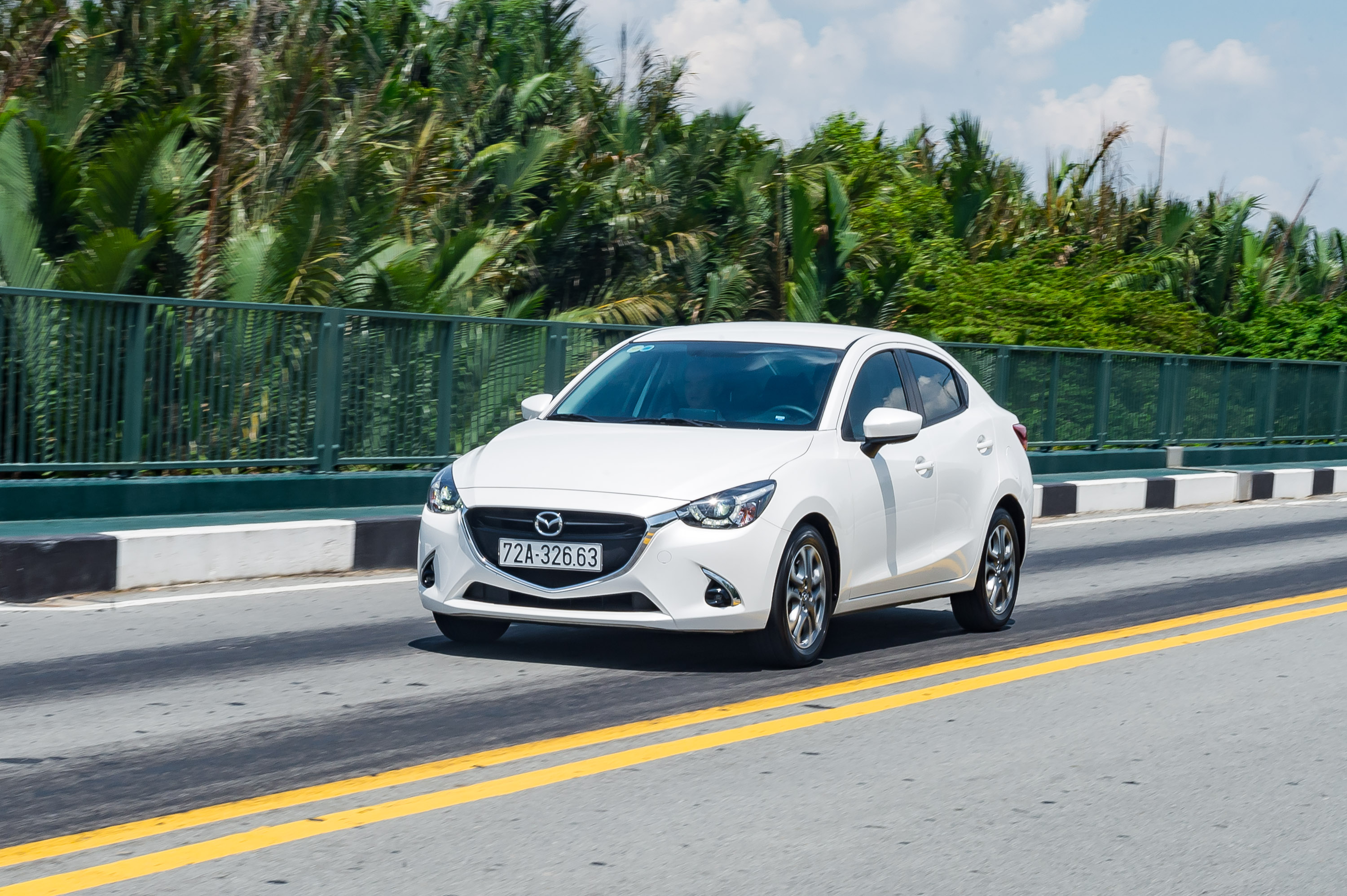 mazda2-luxury-trang.jpg