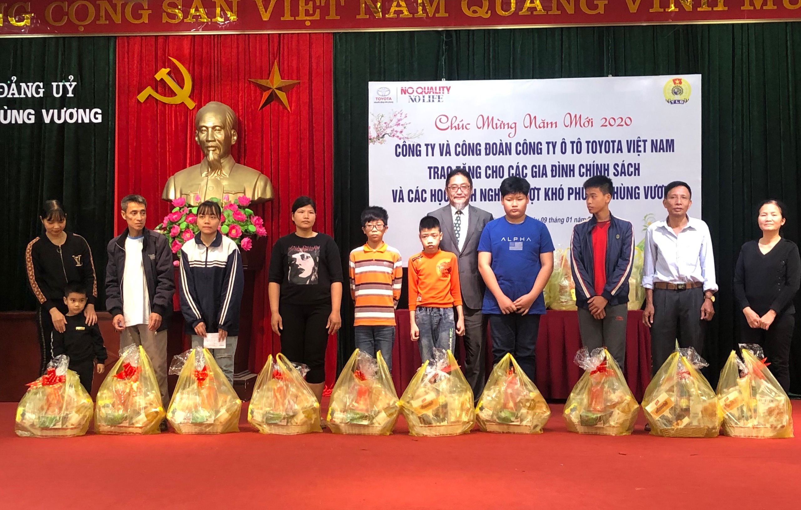 Toyota Việt Nam trao quà Tết cho trẻ em và gia đình chính sách