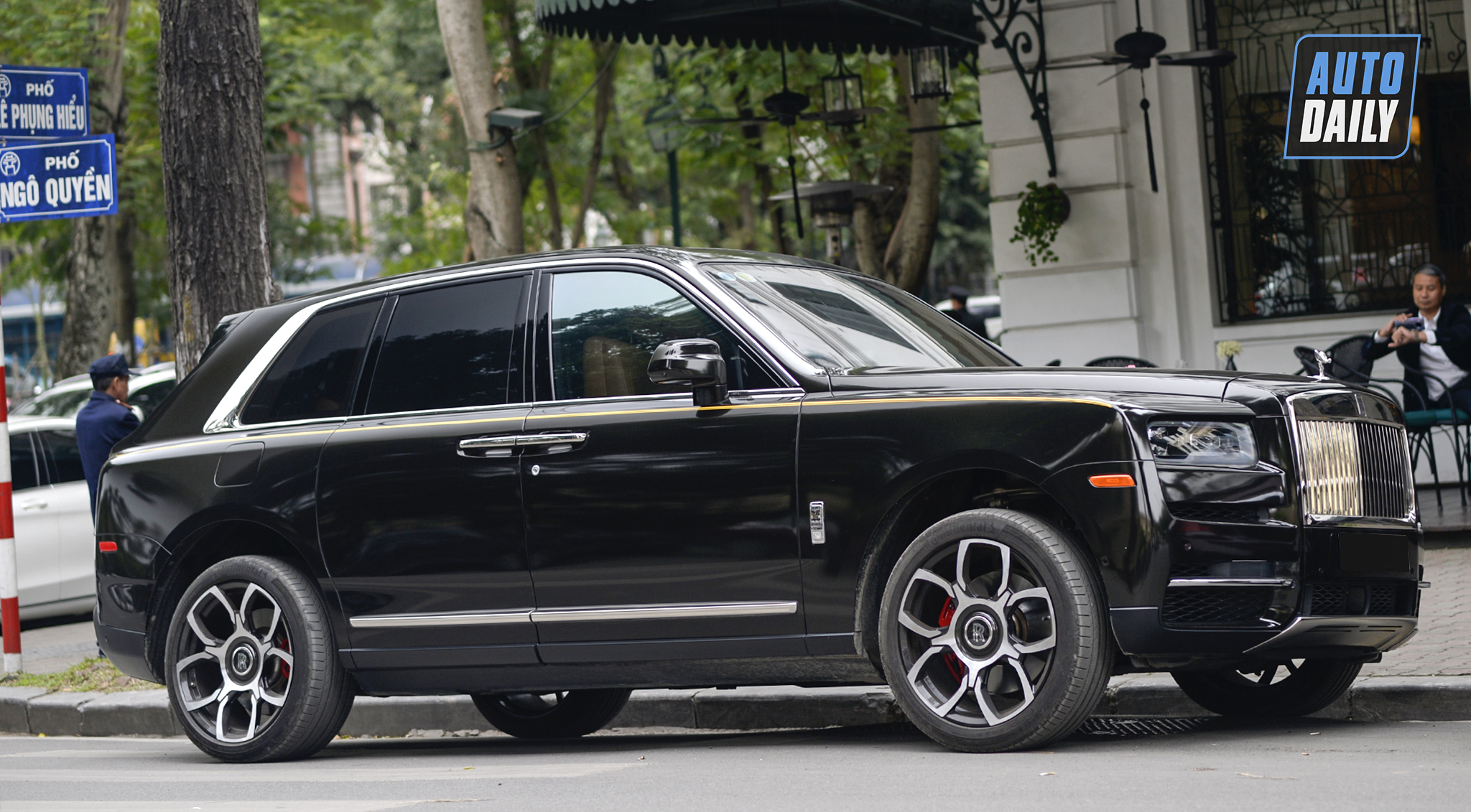 SUV siêu sang Rolls-Royce Cullinan độ phong cách Black Badge tại Hà Nội