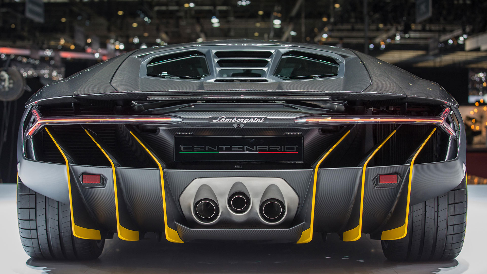 Siêu xe Lamborghini Centenario 100 tỷ và 5 điều đặc biệt