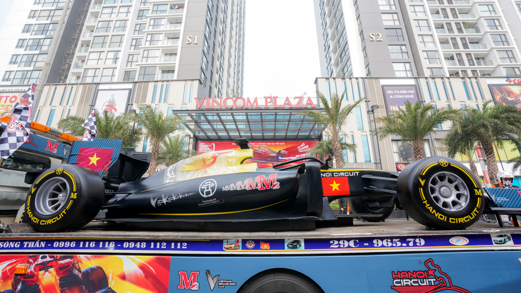 Chùm ảnh roadshow mô hình xe đua F1 tại Hà Nội