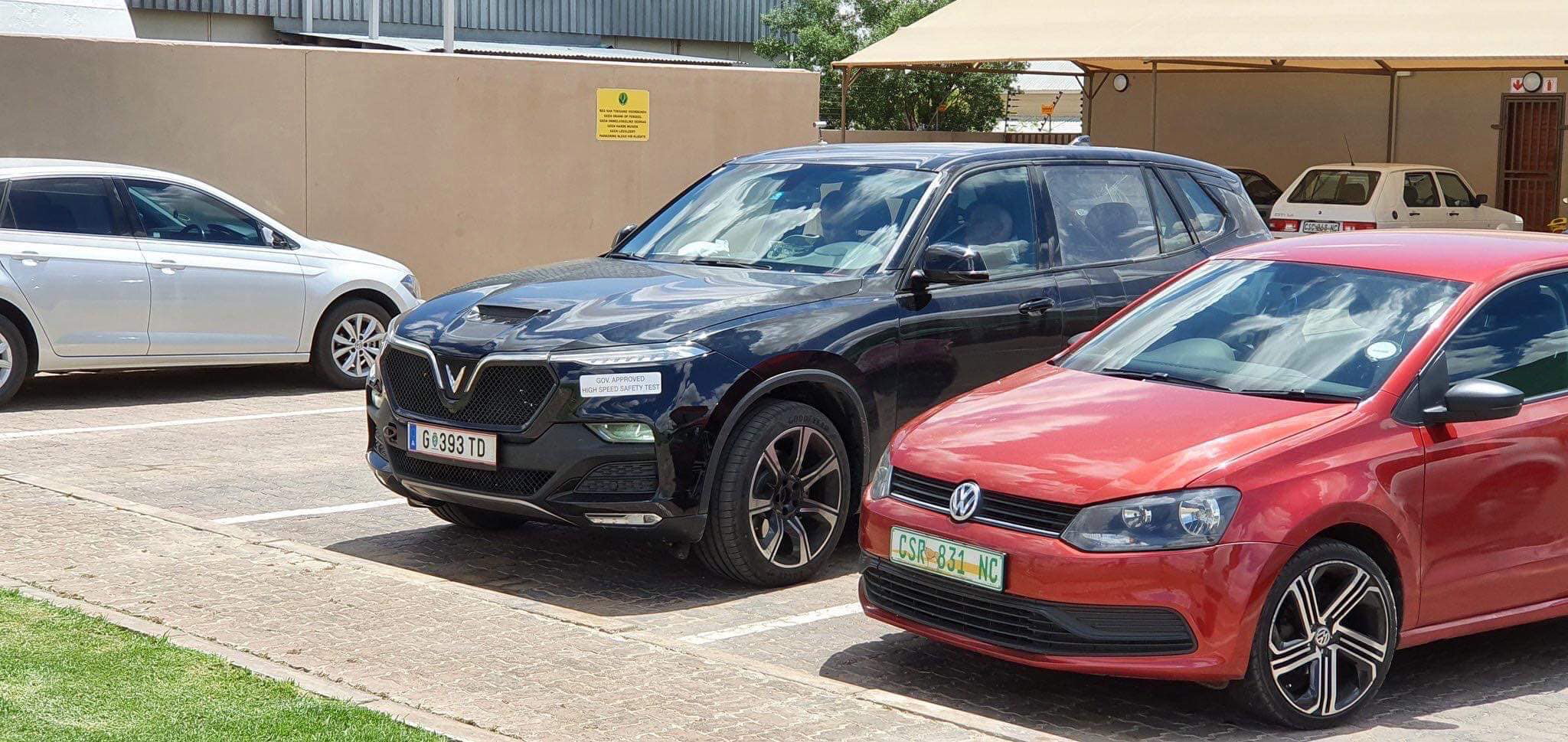 VinFast Lux SA xuất hiện trên đường phố Nam Phi, lưới tản nhiệt bản V8