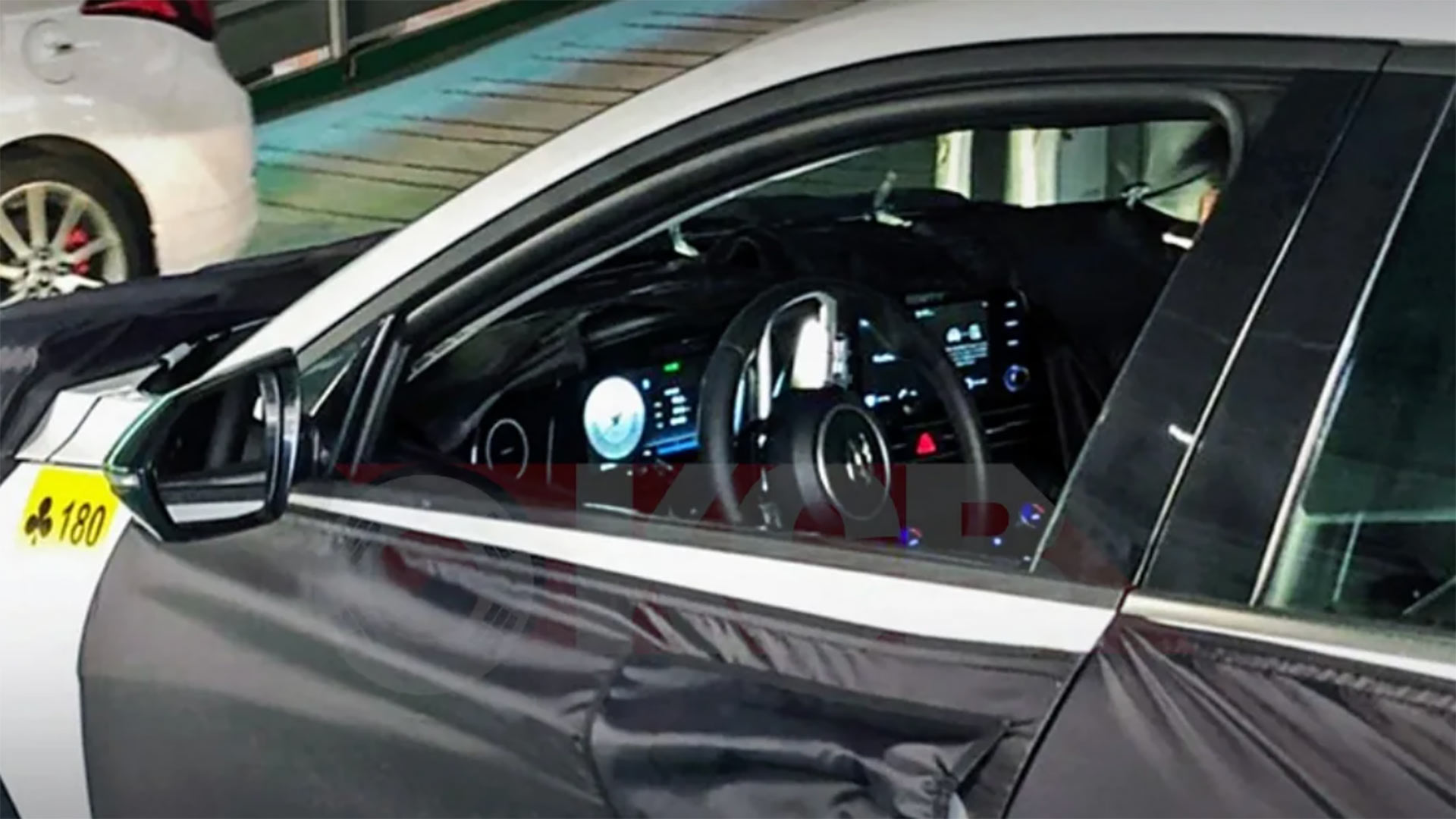 Rò rỉ ảnh nội thất Hyundai Elantra 2021 với bảng đồng hồ kỹ thuật số mới