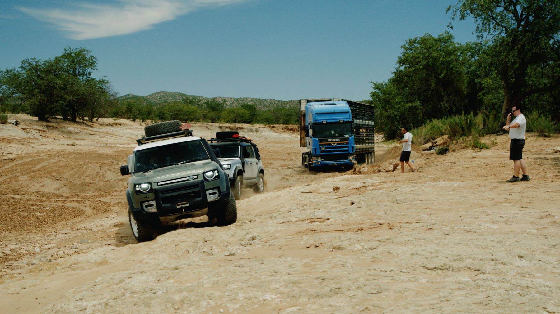 Cặp đôi Land Rover Defender 2020 giải cứu xe tải 20 tấn mắc kẹt tại sa mạc