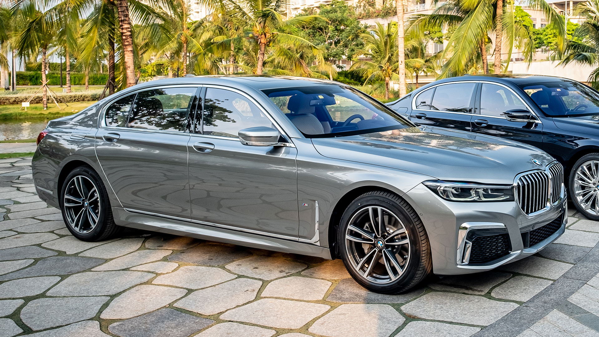 Hơn 4,3 tỷ đồng, BMW 730 M Sport 2020 và Pure Excellence 2020 được trang bị những gì?