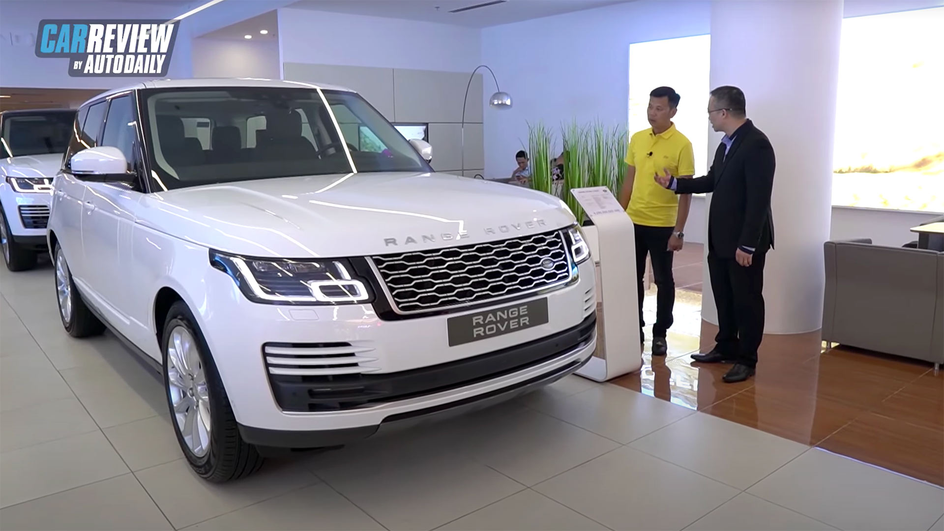 "Đột nhập" showroom Jaguar Land Rover chính hãng