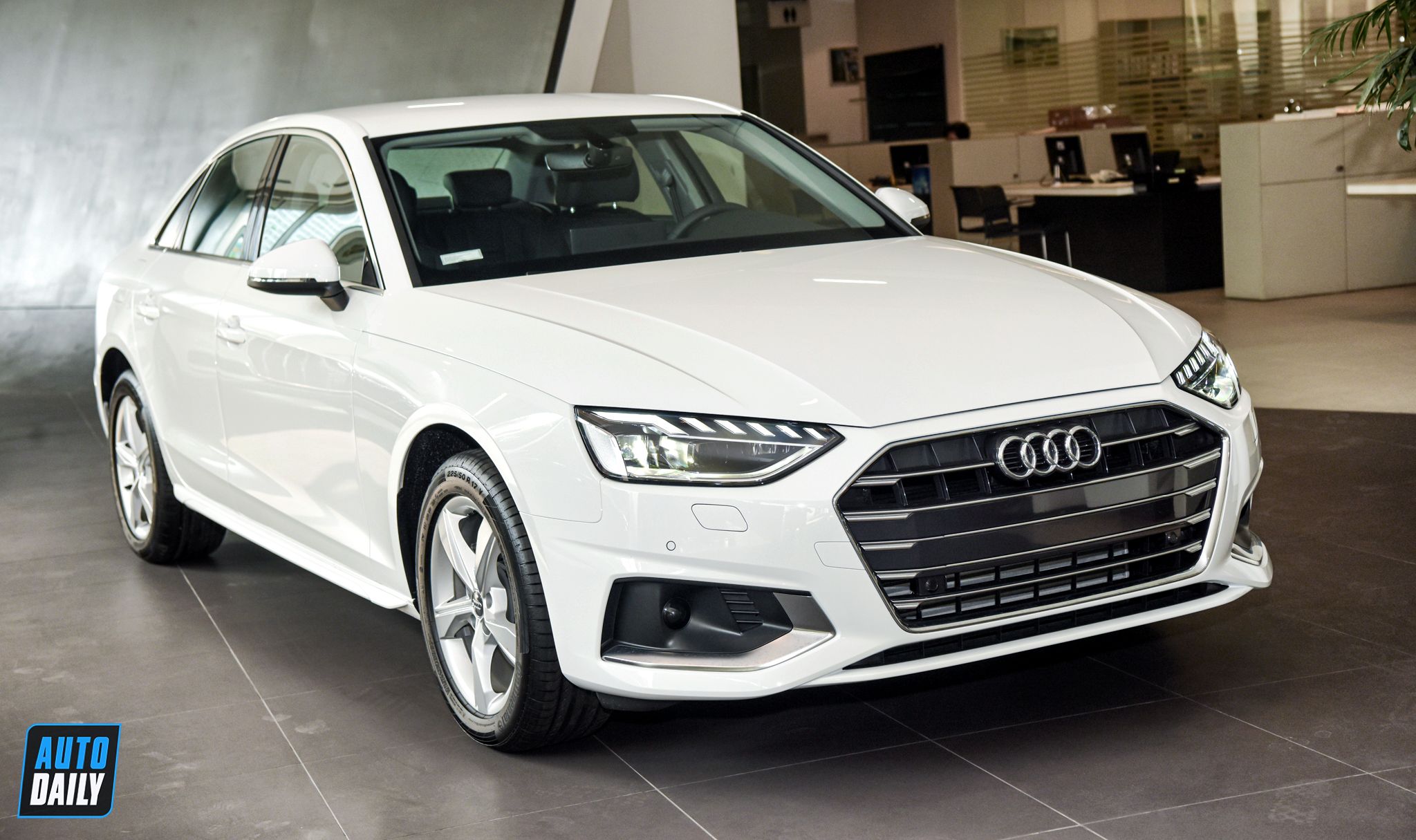 Audi Việt Nam hỗ trợ 50% phí trước bạ cho Audi A4 và Audi Q5