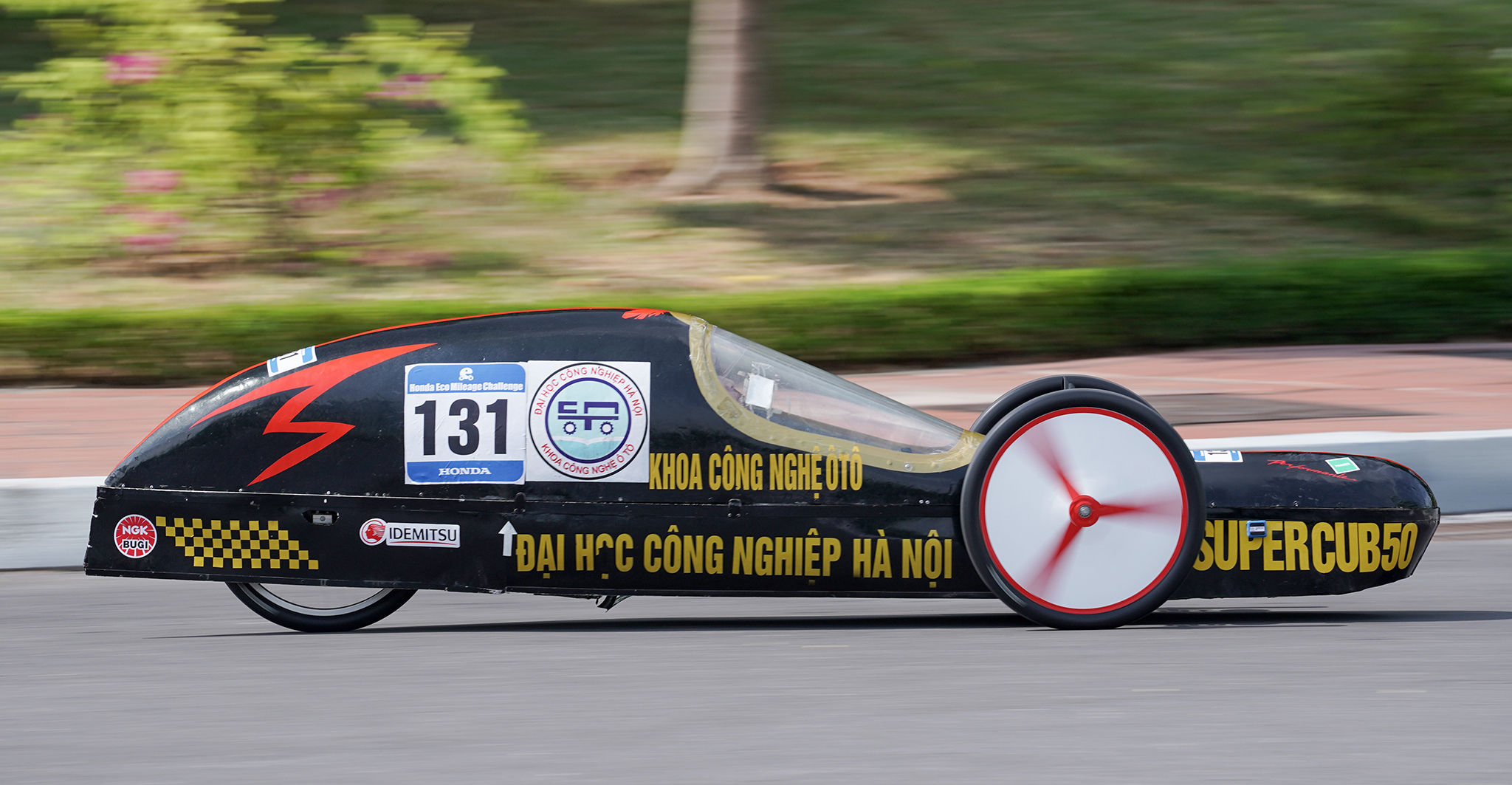 Sinh viên Việt chế tạo xe đi được hơn 900 km với chỉ 1 lít xăng