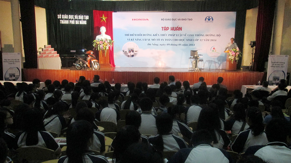 Thí điểm bồi dưỡng kiến thức ATGT và kỹ năng LXAT cho học sinh lớp 12 Ông-Dương-Văn-Bá---Phó-Vụ-trưởng-Vụ-công-tác-HS_SV-phát-biểu-tại-buổi-Tập-huấn.jpg