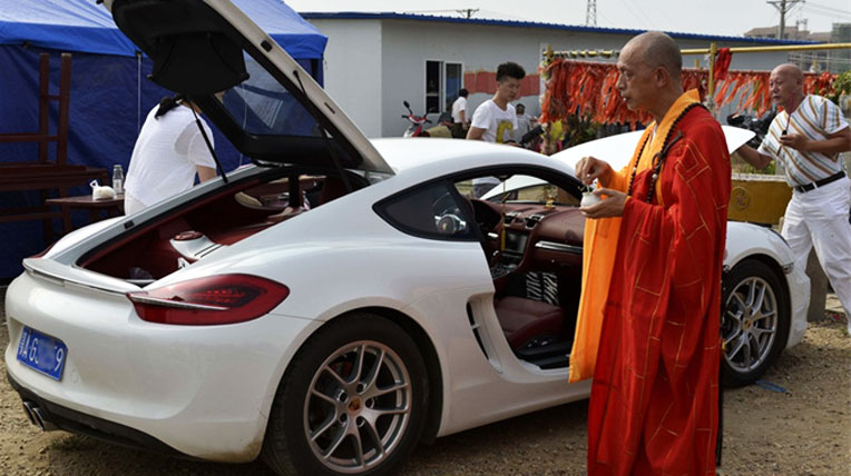 Mời sư thầy về cúng cho siêu xe tiền tỷ 1-2.jpg