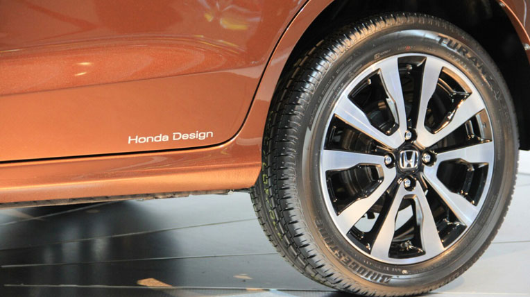 Honda ra mắt xe hơi giá rẻ ngang SH Honda-Mobilio-3.jpg