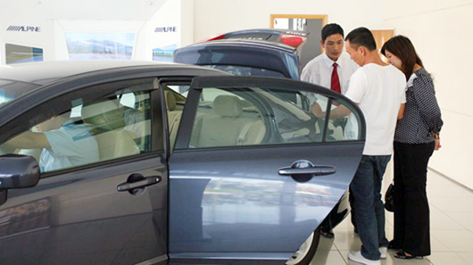 4 lí do khiến ôtô rẻ hơn vào năm 2014 khach-mua-oto.jpg