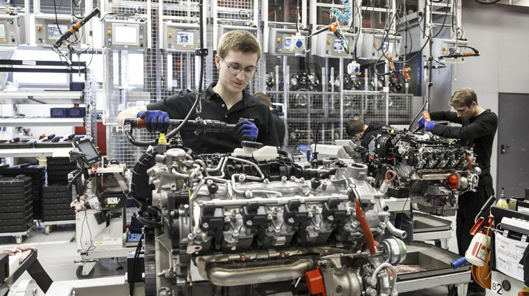 Tham quan “trái tim” AMG: Ấn tượng khó quên AMG-One-Man-One-Engine.jpg