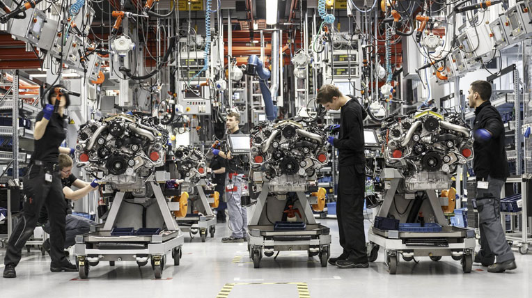 Tham quan “trái tim” AMG: Ấn tượng khó quên AMG-V8-assembly.jpg