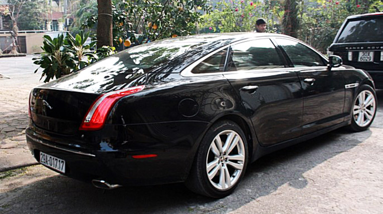 Dân nhà giàu Hồ Tây đi xe sang gì? sieuxe_kienthuc.net.vn6_dhdd.jpg