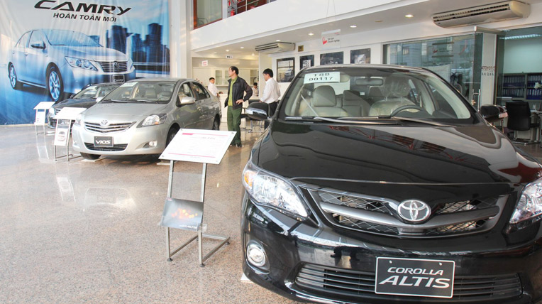 Thị trường ô tô năm 2014: Hứa hẹn nhiều sôi động thi-truong-o-to-trong-nuoc-soi-dong-voi-nhieu-mau-xe-moi-trong-anh-showroom-toyota-lang-ha.jpg