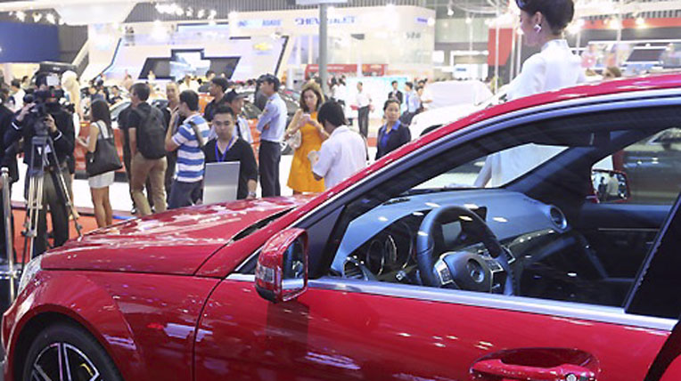 Sức mua ôtô 2013: Cú nước rút ngoạn mục thi-truong-oto.jpg