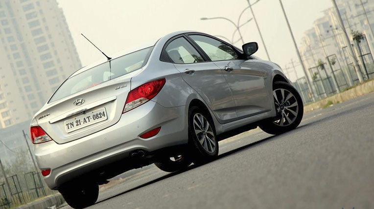 Hyundai giới thiệu Verna GL mới, giá 11.700 USD 2014-Hyundai-Verna-Rear.jpg